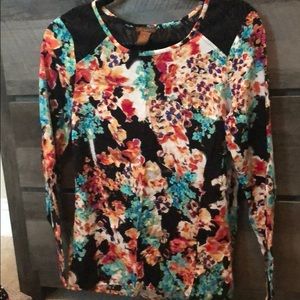 Lightweight blouse with lace